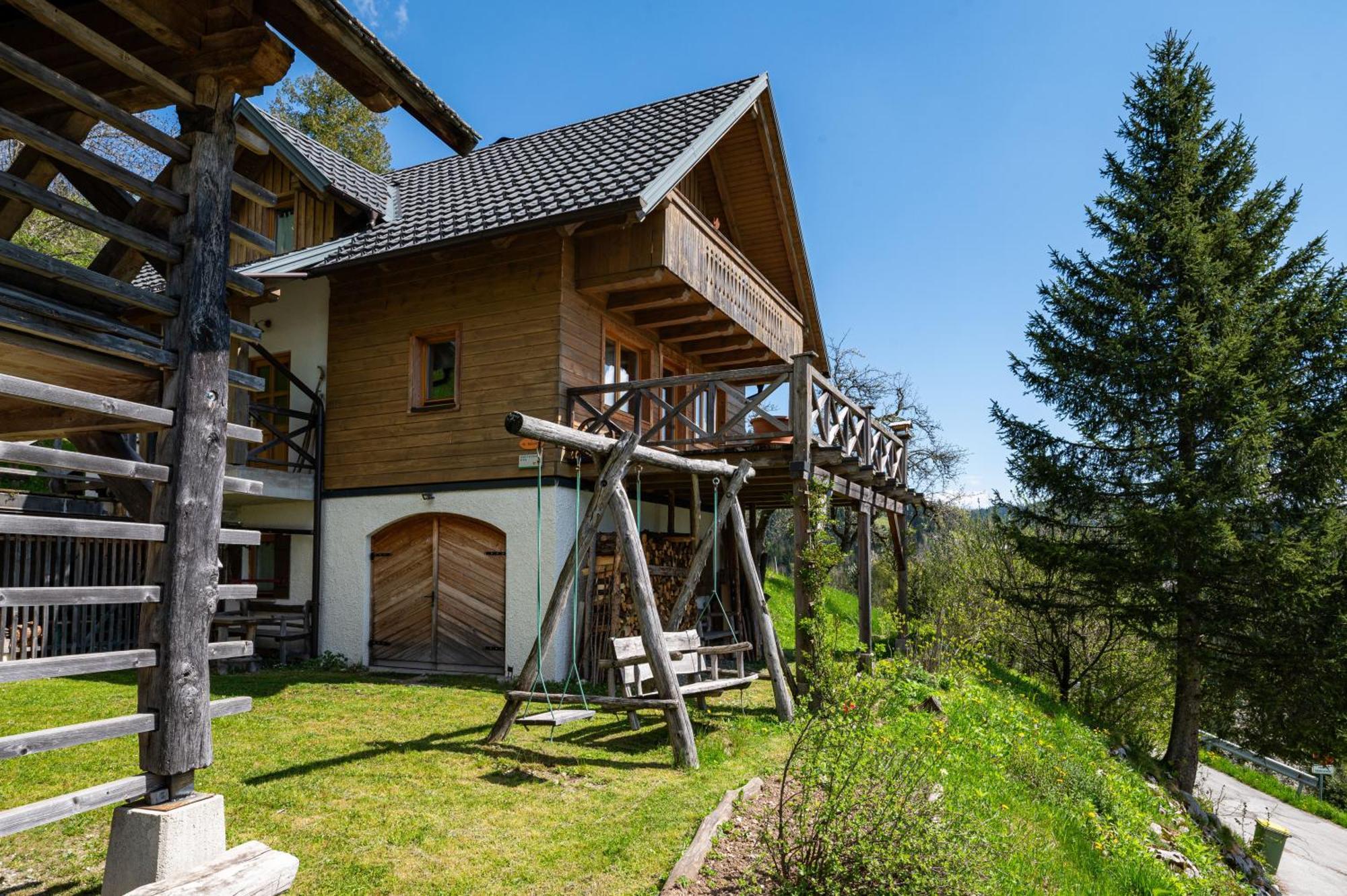 Podjelje Villa Luaran gambar