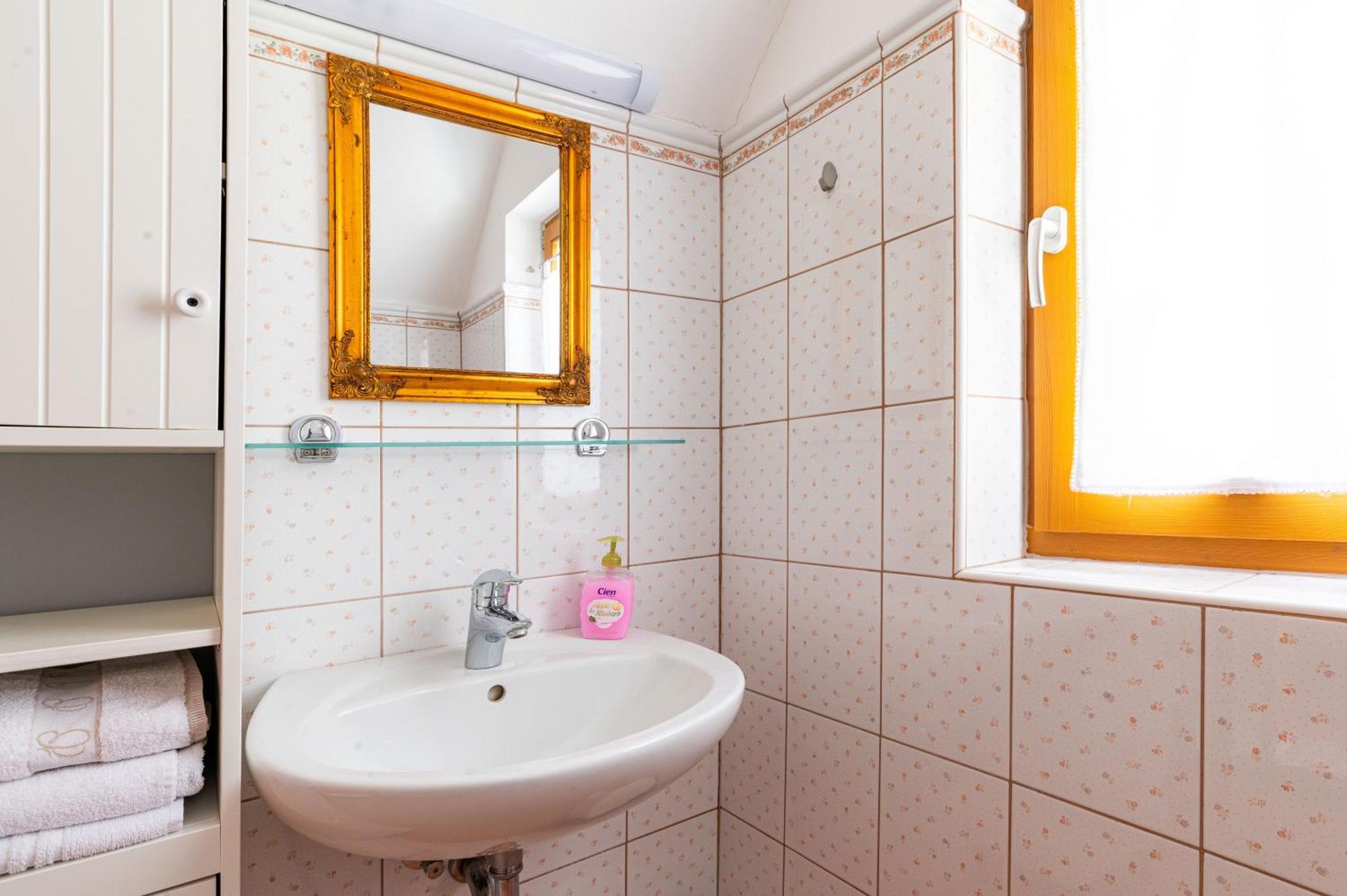 Podjelje Villa Luaran gambar