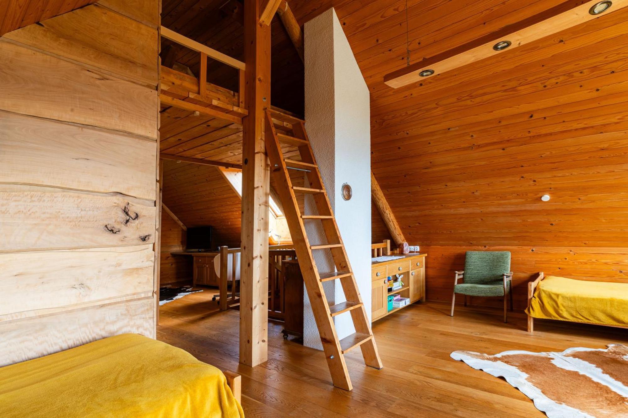 Podjelje Villa Luaran gambar