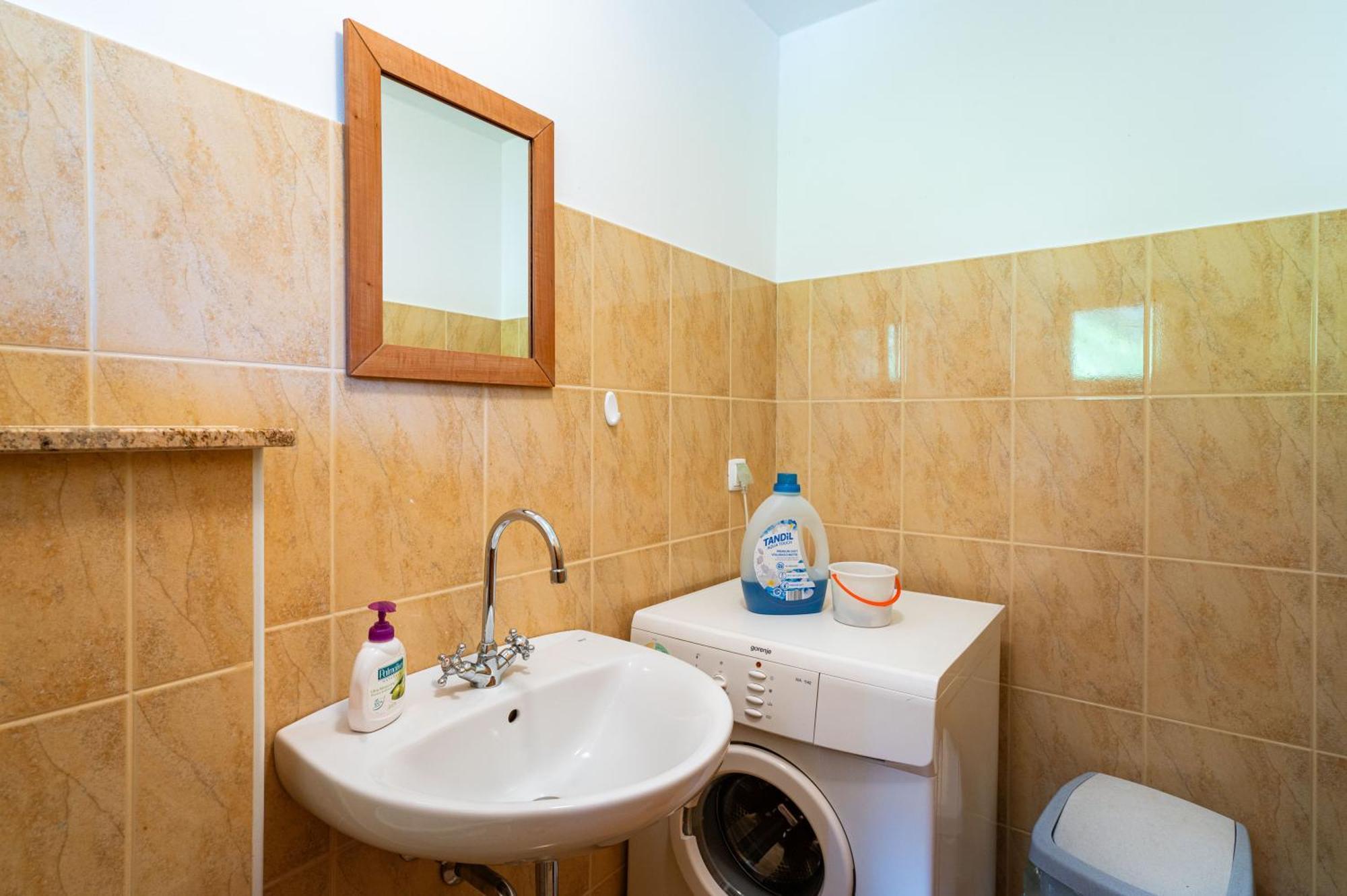 Podjelje Villa Luaran gambar